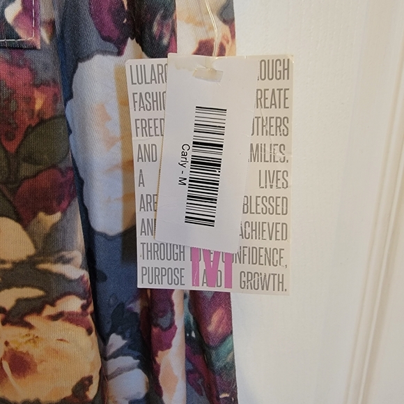 NWT LuLaRoe Carly Medium - Picture 2 of 3